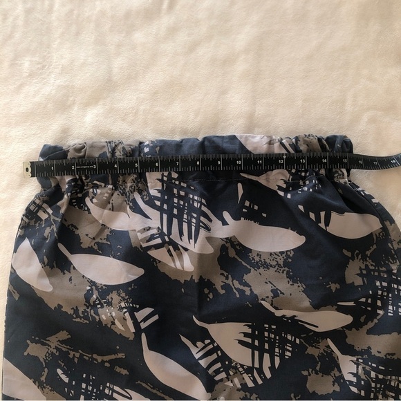 Banana Republic. Skirt. Gray, Blue, Purple leaf pattern. Size 4 - Picture 2 of 6